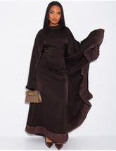 Abaya en satin à empiècements volants sur le côté