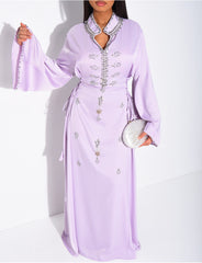 Abaya premium en satin ornée de cristaux et lacets