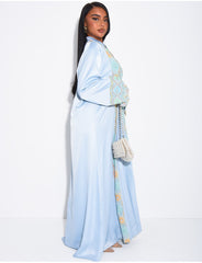 Abaya en satin à empiècements brodés et pompons