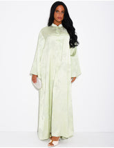 Abaya en satin à motifs en relief et boutons style asiatique