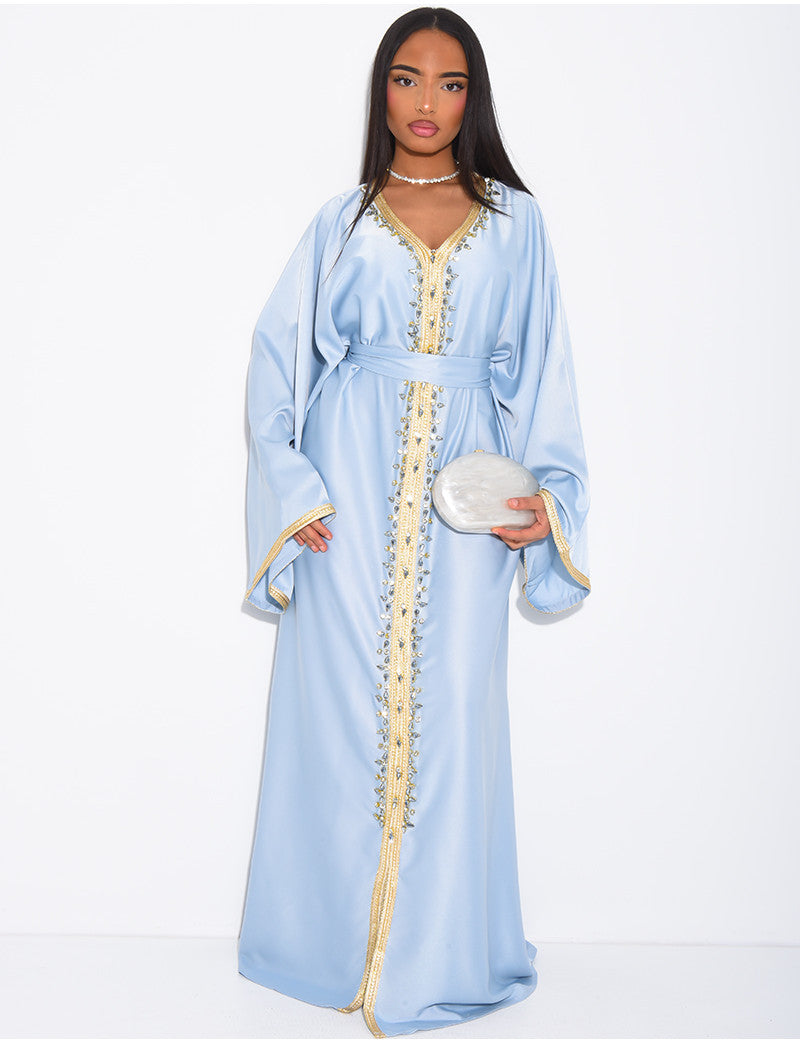 Abaya premium en satin à cristaux cousus à la main et liseré doré