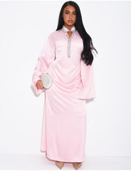 Abaya premium en satin à cristaux brodés à la main & ceinture à la taille