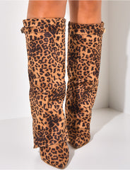 Bottes en suédine à talons carré et rabat léopard