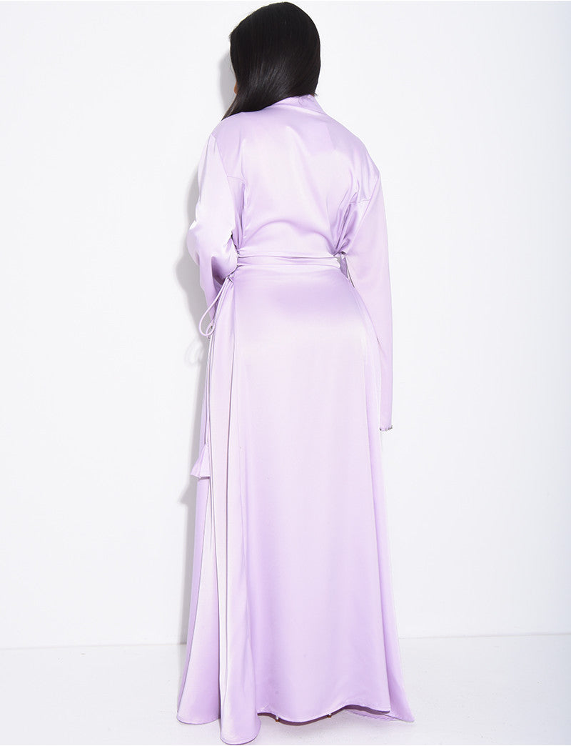Abaya premium en satin ornée de cristaux et lacets
