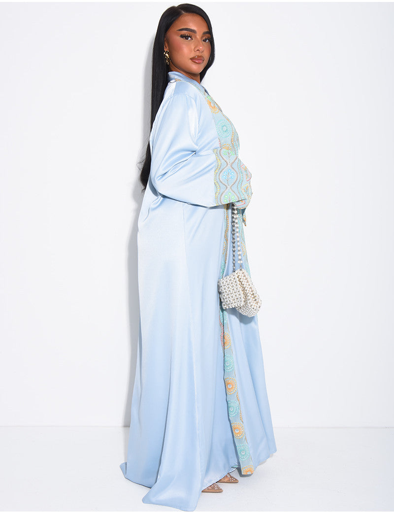 Abaya en satin à empiècements brodés et pompons