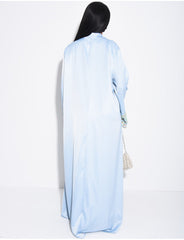 Abaya en satin à empiècements brodés et pompons